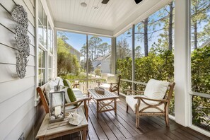 Huge Screened-in Porch!