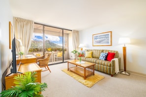 Beautiful 2 bedroom condo with great Diamond Head views, central AC, high speed internet (own modem, 200/10) and smart TV