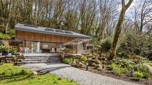 Airy Garden Room With bifold Doors to Garden