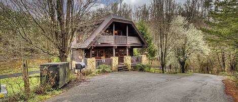 Smoky Mountain Cabin with Easy Access