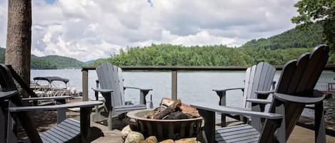 Enjoy Fire Pit close to the lake!