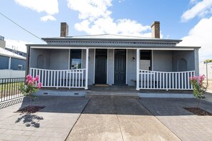 Heritage, Historical Home located in the CBD near Golfing, National Parks, Caves, Lake Canobolas and vineyards.