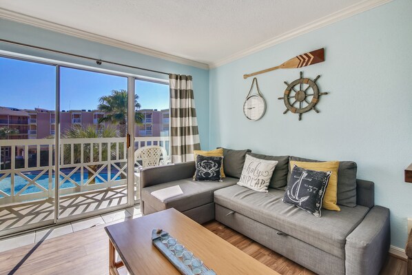 Great Space - The living room seats are comfortable, the view is spectacular, and the Galveston experience is just around the corner.