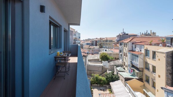 The apartment comes with a balcony just for you, like your own mirador over the life of Porto #airbnb #airbnbporto #portugal #pt #porto