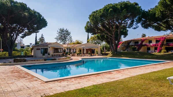 This clear, fresh outdoor pool will be at your disposal so that you can enjoy the sun and ambiance of Loulé #airbnb #airbnbfaro #portugal #pt #faro