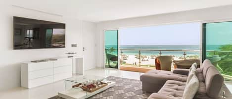 With an open concept modern living room, you can enjoy the fabulous view of the famous Eagle Beach from any angle