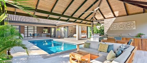 Tropical indoor-outdoor Spaces to entertain and Relax. 