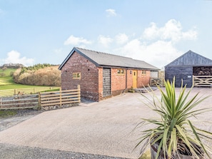 Exterior | Meg’s Rest, Bettws Cedewen