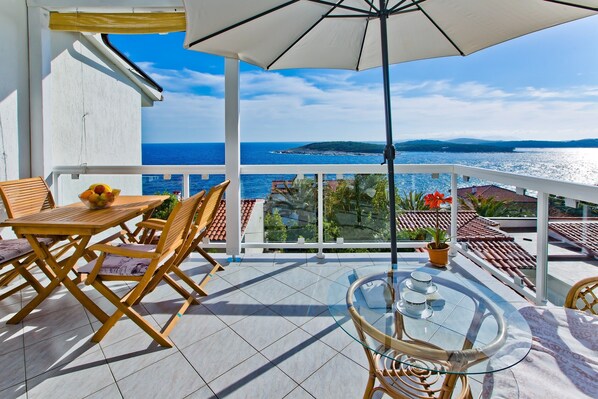 Seaview balcony, outdoor dining area