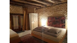 Première chambre, dans une ancienne cave.