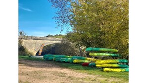 La Vézère à 200 mètres, avec la possibilité de louer un canoë- kayak.