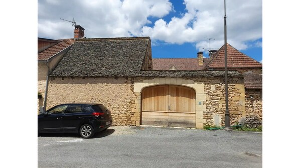 L'entrée de notre maison avec son porche en lauze. Place de parking.