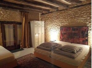Première chambre, dans une ancienne cave.