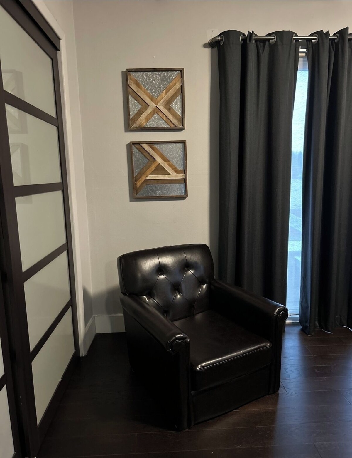 Modern Duplex Close to Perimeter Mall
