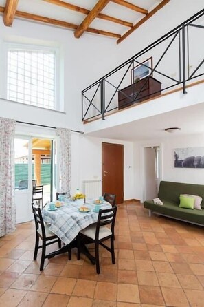 Living area with fully equipped kitchen, dining table, sofa bed, fireplace and TV with Netflix