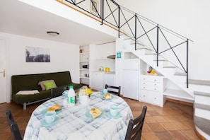 Living area with fully equipped kitchen, dining table, sofa bed, fireplace and TV with Netflix