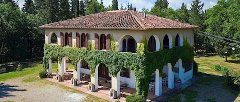 Charming Tuscan Villa Albertina surrounded by lush greenery