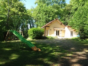 les jeux pour les enfants, toboggan,  balançoires,  table de ping-pong...