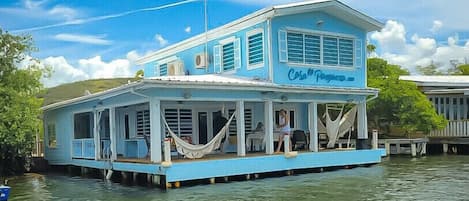 Beach floating cabin 