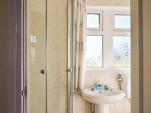 Shower room | Ballantine’s No 29, The Lizard