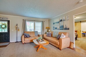 Living Room | Flat-Screen TV | Main Floor