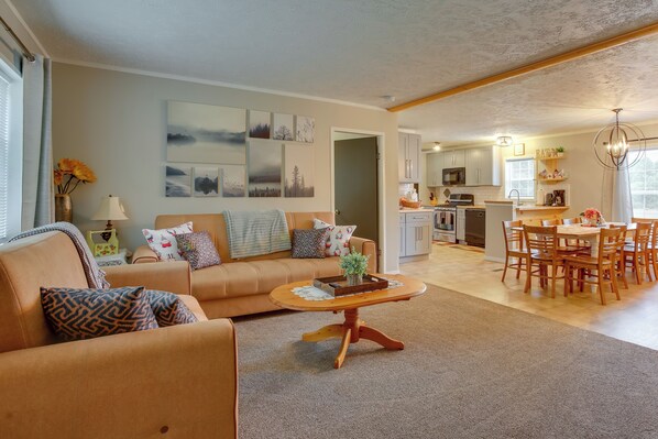 Wellston Vacation Rental | 5BR | 2BA | 2,500 Sq Ft | 3 Steps Required