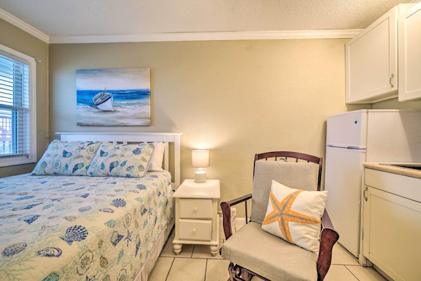 Panama City Beach Vacation Rental | Studio | 1BA | 1 Step to Access | 430 Sq Ft