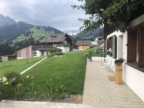 Pflanze, Wolke, Himmel, Eigentum, Gebäude, Baum, Grundstueck, Strassenbelag, Berg, Haus