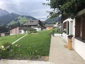 Pflanze, Wolke, Himmel, Eigentum, Gebäude, Baum, Grundstueck, Strassenbelag, Berg, Haus