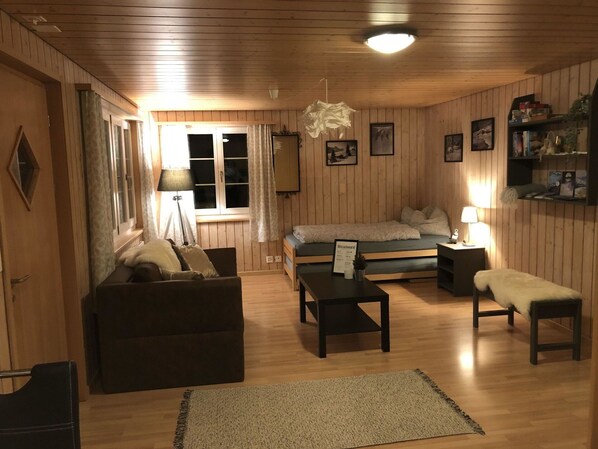 Möbel, Gebäude, Bilderrahmen, Holz, Interior Design, Lampe, Fussboden, Komfort, Flooring, Hartholz
