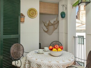 Tabelle, Eigentum, Möbel, Fenster, Geschirr, Essen, Textil, Interior Design, Gebäude, Holz