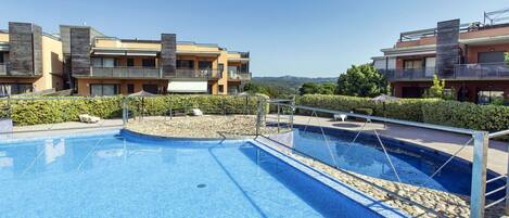 L'Eau, Ciel, Plante, Bâtiment, Piscine, Bleu Azur, Fenêtre, Mobilier De Jardin, Maison, Arbre