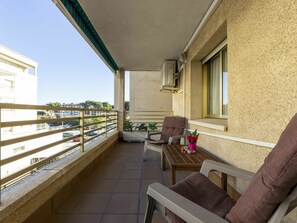 Gebäude, Eigentum, Möbel, Pflanze, Fenster, Himmel, Holz, Schatten, Interior Design, Couch