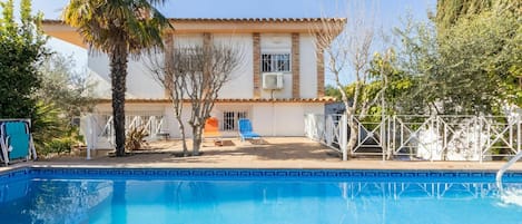 Water, Sky, Building, Daytime, Plant, Property, Window, Swimming Pool, Azure, Nature