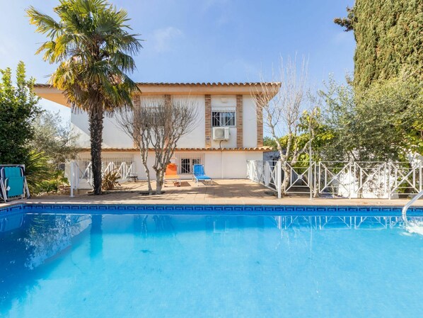 Water, Sky, Building, Daytime, Plant, Property, Window, Swimming Pool, Azure, Nature