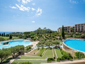 Agua, Nube, Planta, Cielo, Los Recursos Hídricos, Propiedad, Edificio, Azur, Piscina, Árbol