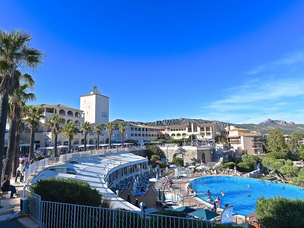 Ciel, L'Eau, Bâtiment, Plante, Bleu, Arbre, Piscine, Design Urbain, Station Balnéaire, Loisir