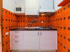 Cabinetry, Propriété, Comptoir, Bois, Orange, Design Intérieur, Tiroir, Architecture, Sol, Cuisine