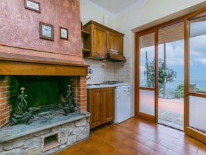 Cabinetry, Countertop, Holz, Gebäude, Zimmerpflanze, Interior Design, Küche, Herd, Holzbeize, Fussboden