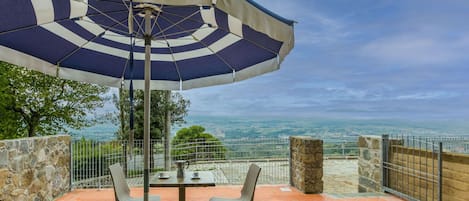 Propriété, Ciel, Meubles, Plante, Parapluie, Table, Bleu Azur, Chaise, Ombre, Mobilier De Jardin