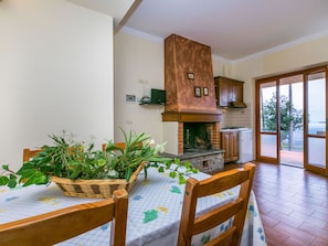 Pflanze, Eigentum, Zimmerpflanze, Blumentopf, Cabinetry, Holz, Gebäude, Interior Design, Stuhl, Wohnzimmer