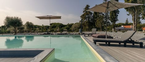 Acqua, Cielo, Proprietà, Piscina, Pianta, Albero, Mobili Da Esterno, Shade, Ombrello, Lettino