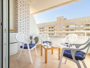 Meubles, Jour, Propriété, Bâtiment, Chaise, Bleu Azur, Bois, Confort, Éclairage, Design Intérieur