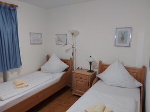 Ferienwohnung 75qm, Terrasse, 2 Schlafz., Wohnzimmer, Küche, 2 Badez., max. 4 P.-2e Schlafzimmer