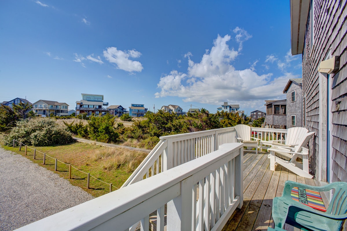 Oceanfront, dog-friendly home with sundecks, great views, fast WiFi & pool