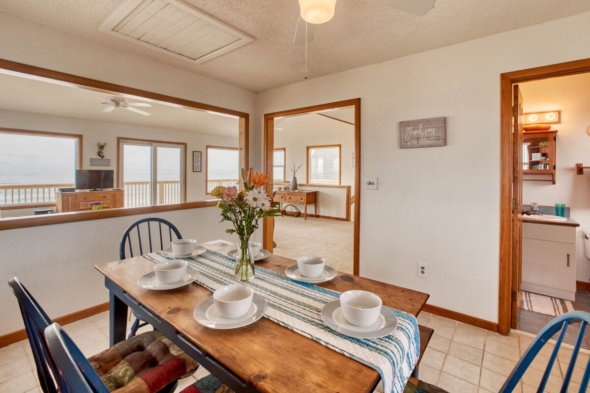 Beachfront home w/incredible views, waterfront decks, and easy beach access