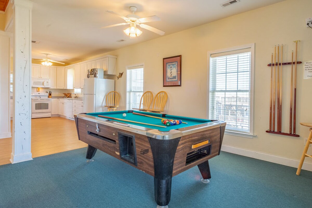 Oceanfront cottage with ocean views, decks, hot tub, outdoor pool, washer/dryer