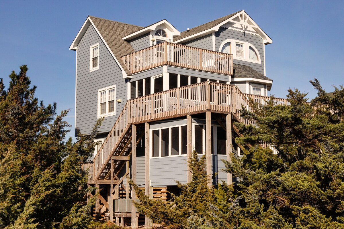 Beautiful dog-friendly home overlooking the beach with hot tub, WiFi, & AC