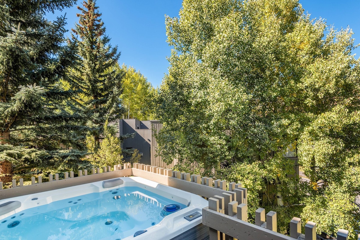 Multi-Level Townhome in Snowmass. Private Hot Tub, Gas Grill, W/D, Wood FP, Parking, Near Shuttle