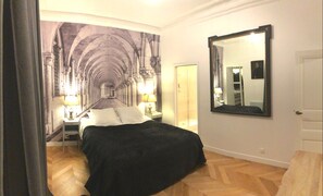 La suite parentale possède une salle de douche avec toilettes et un dressing 